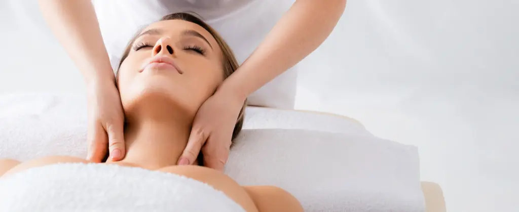 Neck Décolleté Microcurrent + Radiofrequency - Fond and Faye